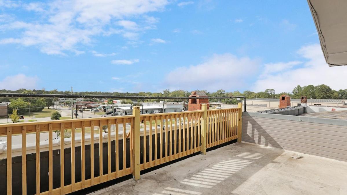 Penthouse Loft- Balcony Over Downtown Statesboro Apartment Exterior photo