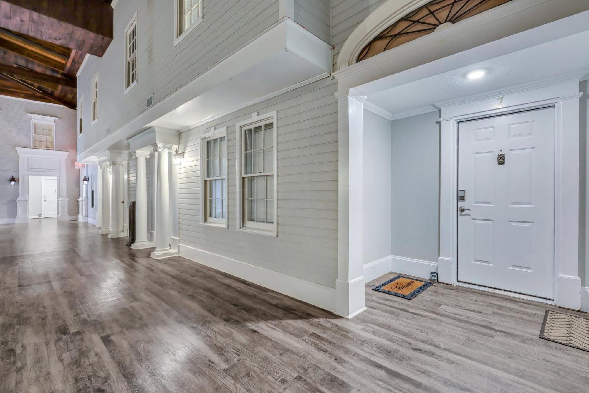 Penthouse Loft- Balcony Over Downtown Statesboro Apartment Exterior photo