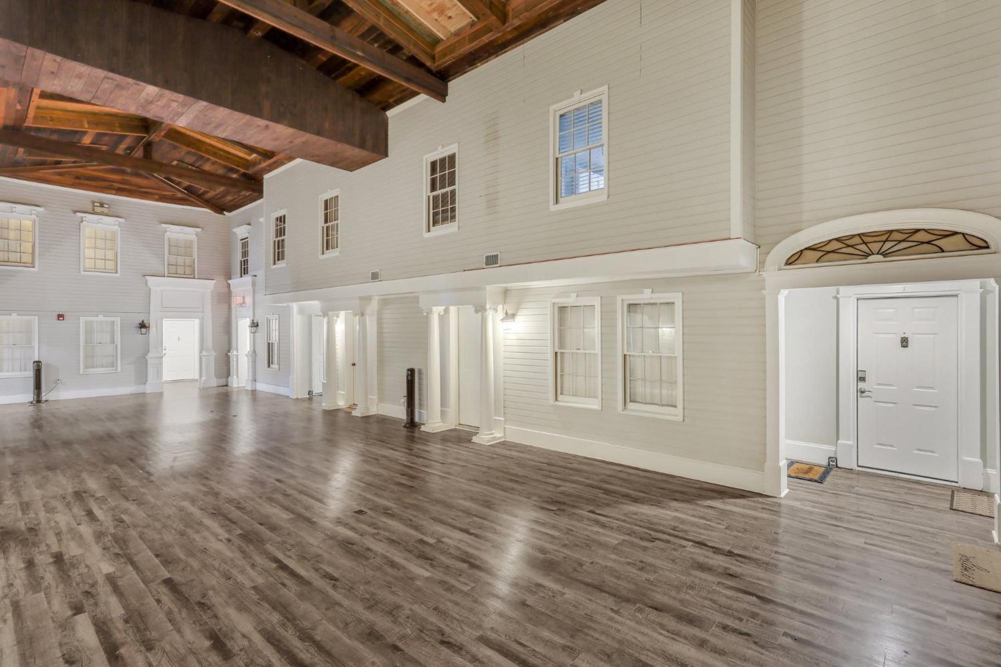 Penthouse Loft- Balcony Over Downtown Statesboro Apartment Exterior photo