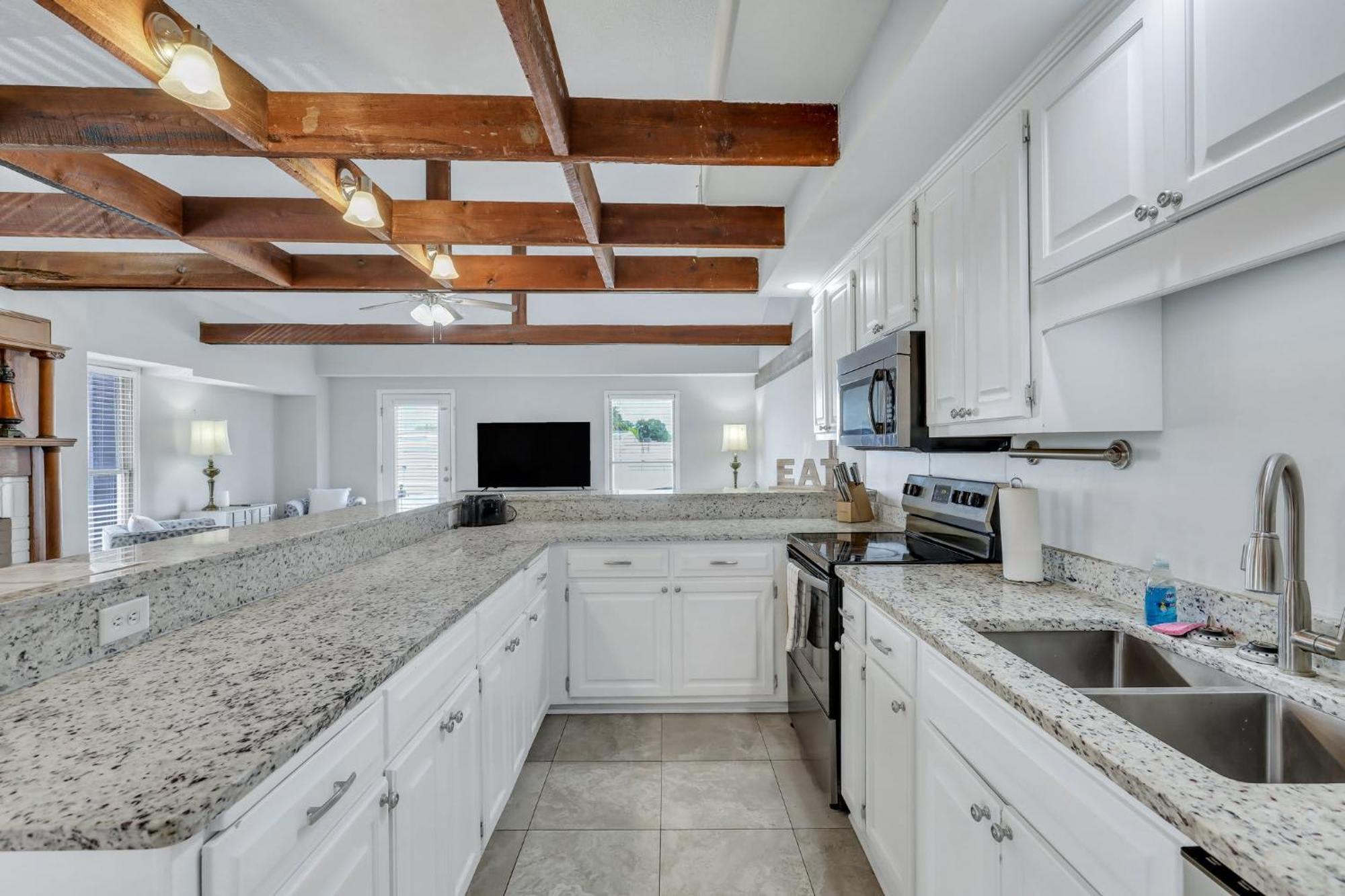 Penthouse Loft- Balcony Over Downtown Statesboro Apartment Exterior photo