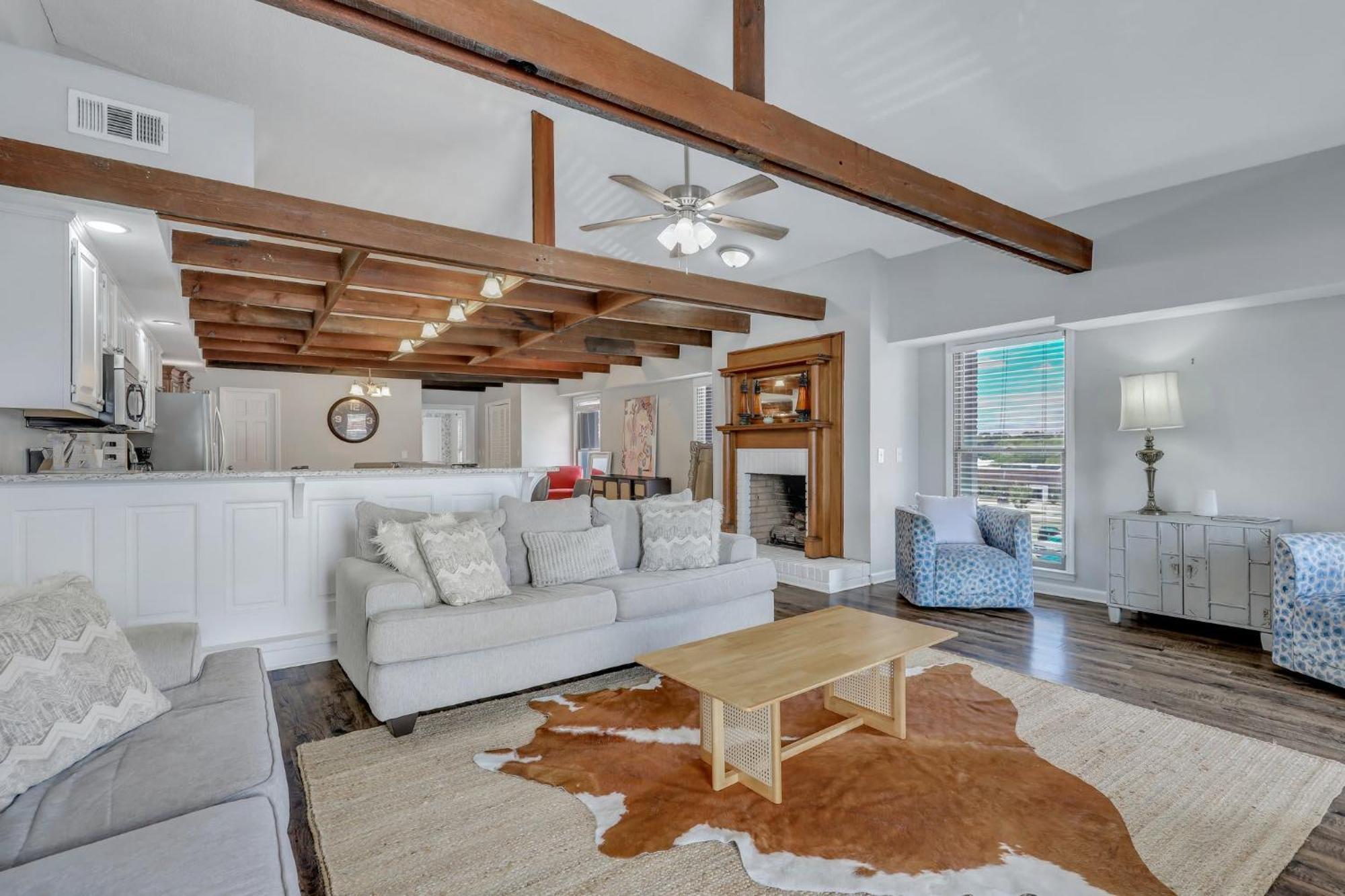 Penthouse Loft- Balcony Over Downtown Statesboro Apartment Exterior photo