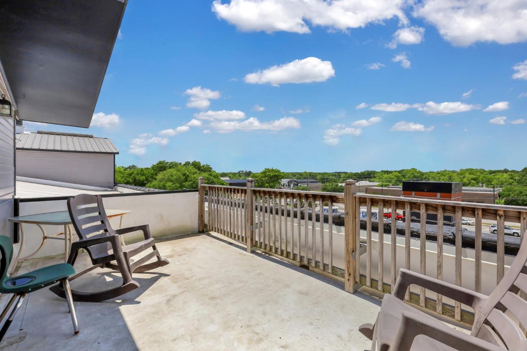 Penthouse Loft- Balcony Over Downtown Statesboro Apartment Exterior photo