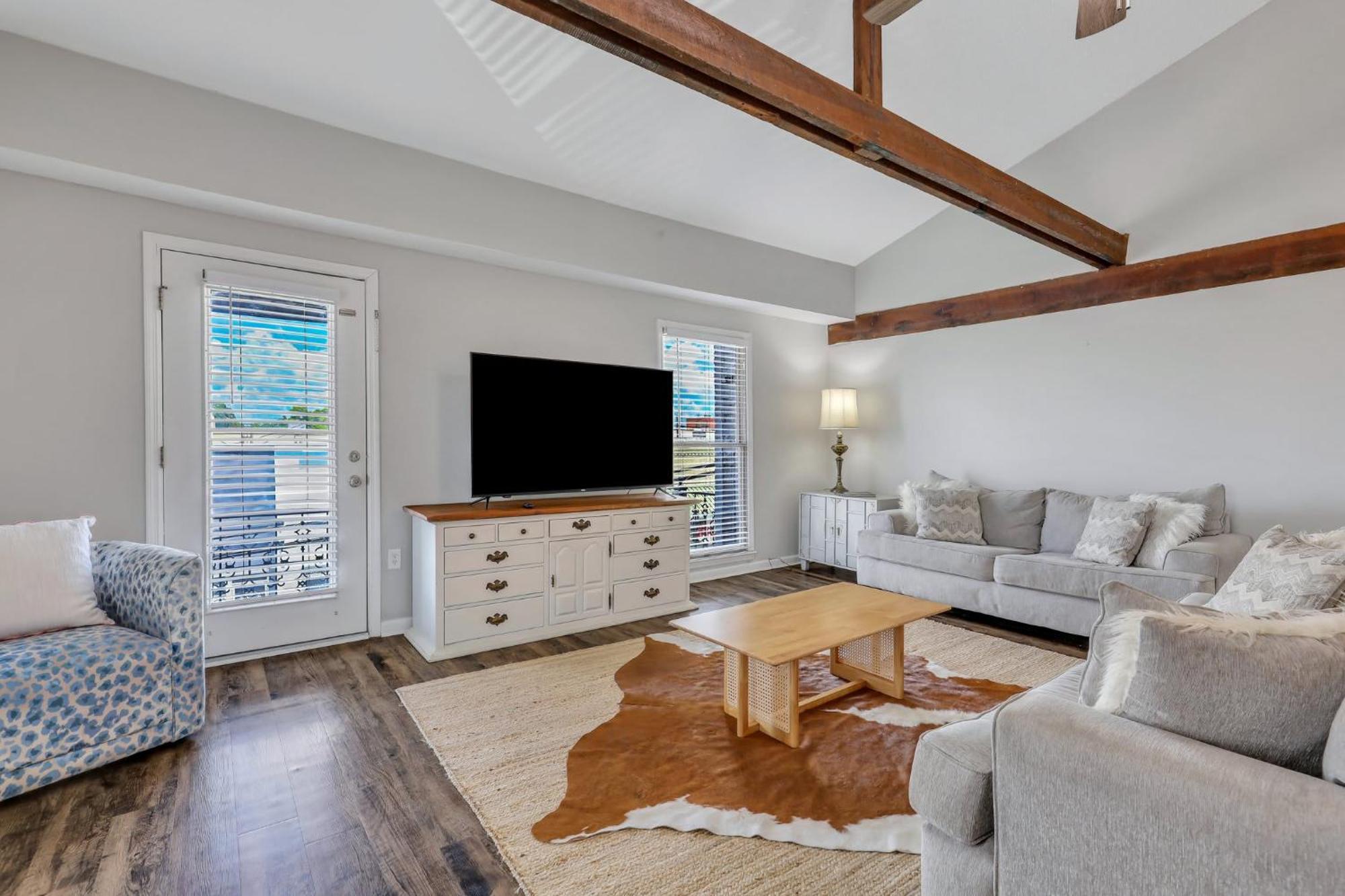 Penthouse Loft- Balcony Over Downtown Statesboro Apartment Exterior photo