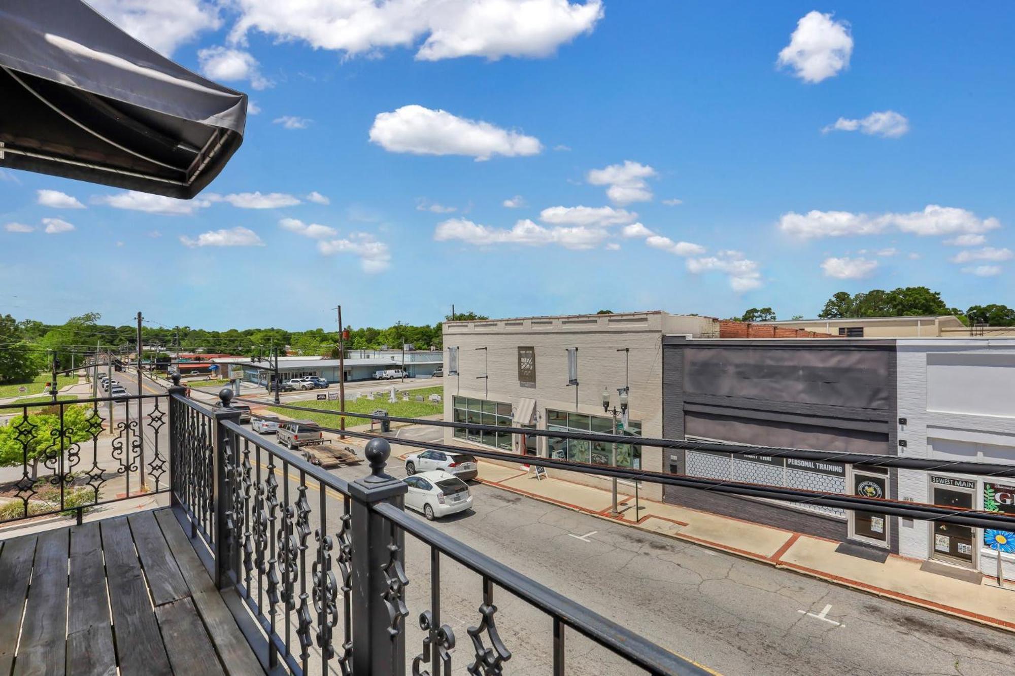 Penthouse Loft- Balcony Over Downtown Statesboro Apartment Exterior photo