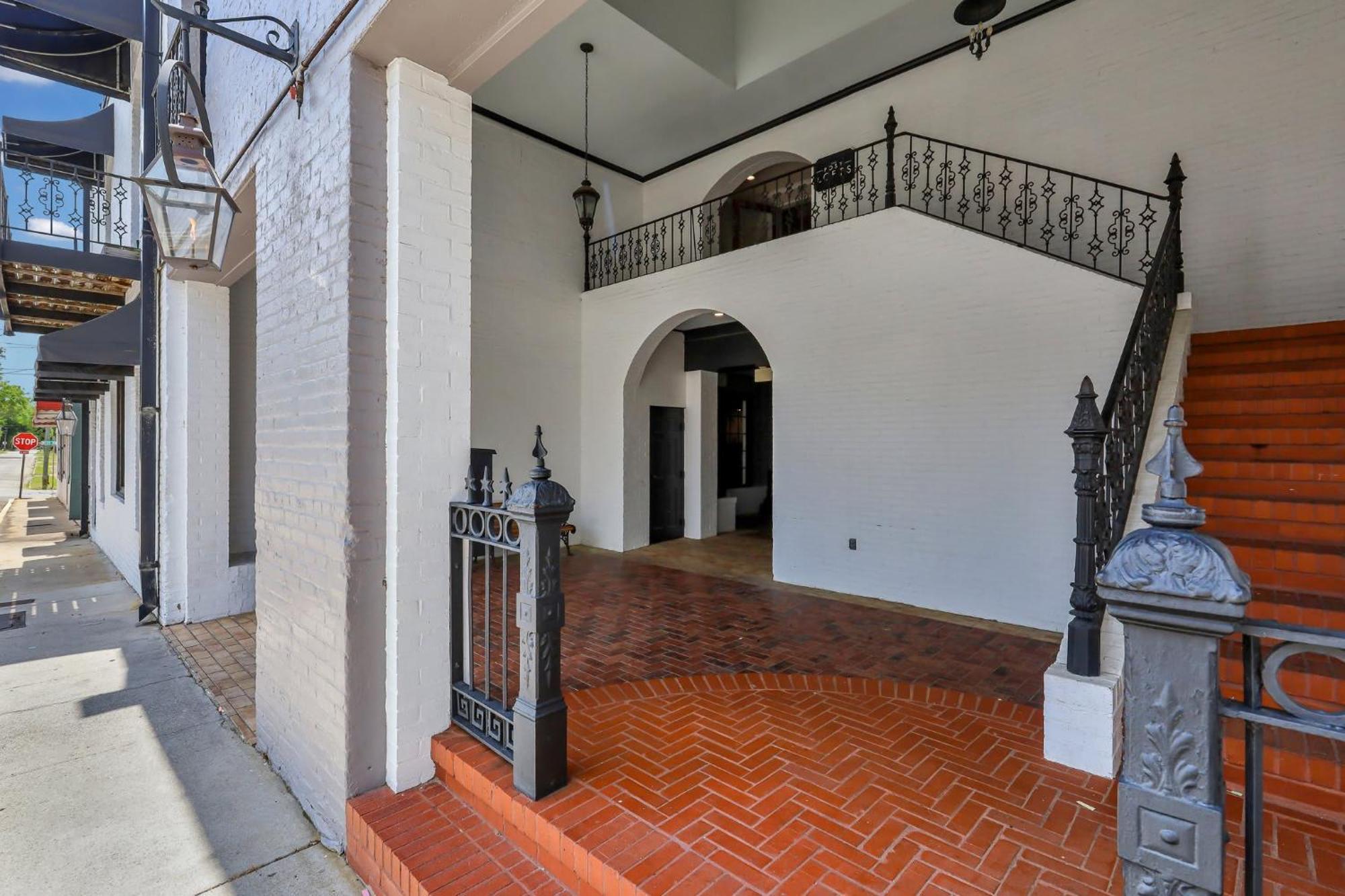 Penthouse Loft- Balcony Over Downtown Statesboro Apartment Exterior photo