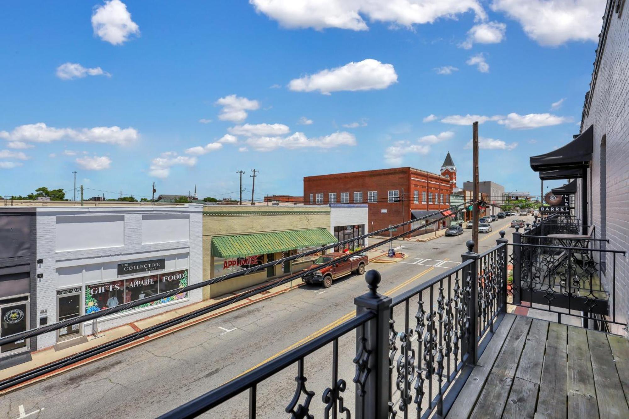 Penthouse Loft- Balcony Over Downtown Statesboro Apartment Exterior photo