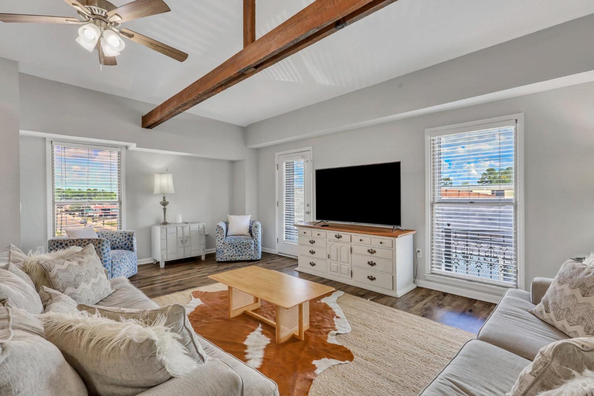 Penthouse Loft- Balcony Over Downtown Statesboro Apartment Exterior photo